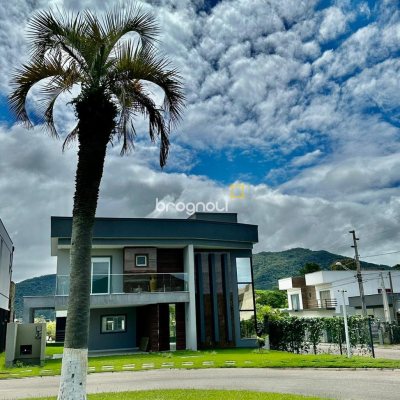 Casa de Condomínio com 212m², 3 quartos (sendo 3 suítes), 2 garagens, no bairro São João do Rio Vermelho em Florianópolis