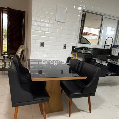 Casa de Condomínio com 212m², 3 quartos (sendo 3 suítes), 2 garagens, no bairro São João do Rio Vermelho em Florianópolis