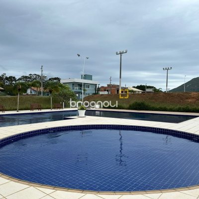 Casa de Condomínio com 212m², 3 quartos (sendo 3 suítes), 2 garagens, no bairro São João do Rio Vermelho em Florianópolis