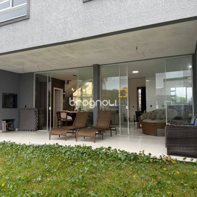 Casa de Condomínio com 212m², 3 quartos (sendo 3 suítes), 2 garagens, no bairro São João do Rio Vermelho em Florianópolis