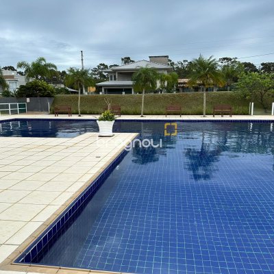 Casa de Condomínio com 212m², 3 quartos (sendo 3 suítes), 2 garagens, no bairro São João do Rio Vermelho em Florianópolis