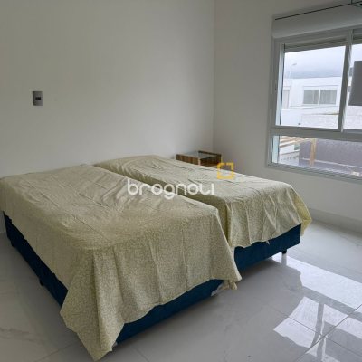 Casa de Condomínio com 212m², 3 quartos (sendo 3 suítes), 2 garagens, no bairro São João do Rio Vermelho em Florianópolis