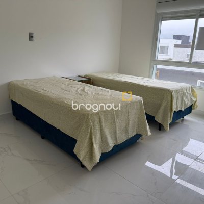 Casa de Condomínio com 212m², 3 quartos (sendo 3 suítes), 2 garagens, no bairro São João do Rio Vermelho em Florianópolis