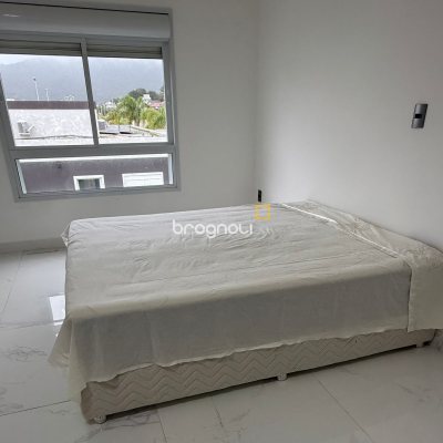 Casa de Condomínio com 212m², 3 quartos (sendo 3 suítes), 2 garagens, no bairro São João do Rio Vermelho em Florianópolis