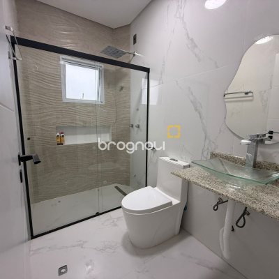Casa de Condomínio com 212m², 3 quartos (sendo 3 suítes), 2 garagens, no bairro São João do Rio Vermelho em Florianópolis