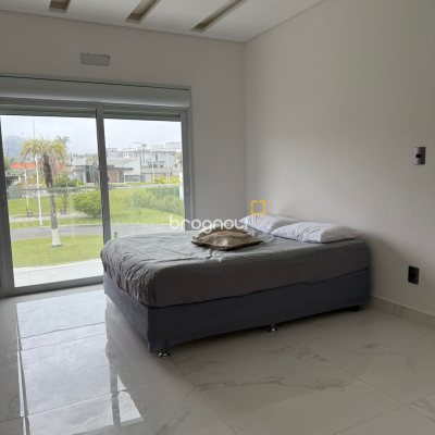 Casa de Condomínio com 212m², 3 quartos (sendo 3 suítes), 2 garagens, no bairro São João do Rio Vermelho em Florianópolis