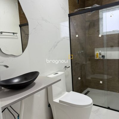 Casa de Condomínio com 212m², 3 quartos (sendo 3 suítes), 2 garagens, no bairro São João do Rio Vermelho em Florianópolis