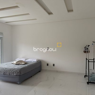 Casa de Condomínio com 212m², 3 quartos (sendo 3 suítes), 2 garagens, no bairro São João do Rio Vermelho em Florianópolis