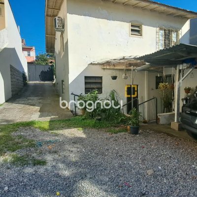 Casa com 90m², 4 quartos, 2 garagens, no bairro Capoeiras em Florianópolis