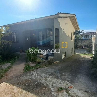 Casa com 90m², 4 quartos, 2 garagens, no bairro Capoeiras em Florianópolis