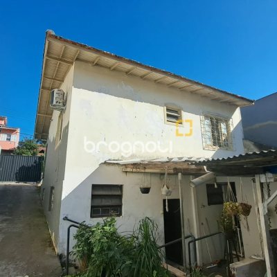 Casa com 90m², 4 quartos, 2 garagens, no bairro Capoeiras em Florianópolis