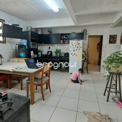 Casa com 90m², 4 quartos, 2 garagens, no bairro Capoeiras em Florianópolis