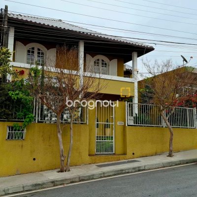 Casa com 245m², 3 quartos (sendo 1 suíte), 2 garagens, no bairro Estreito em Florianópolis