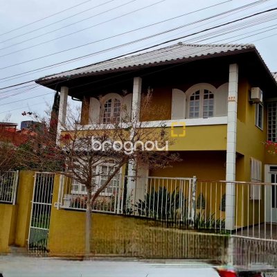 Casa com 245m², 3 quartos (sendo 1 suíte), 2 garagens, no bairro Estreito em Florianópolis