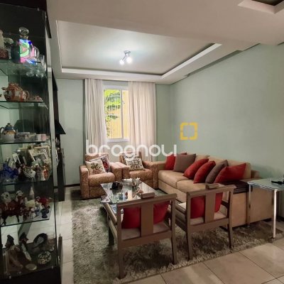 Casa com 245m², 3 quartos (sendo 1 suíte), 2 garagens, no bairro Estreito em Florianópolis