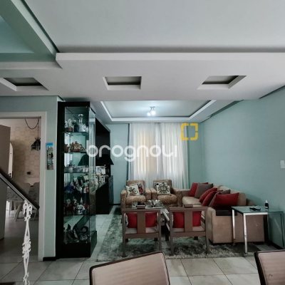 Casa com 245m², 3 quartos (sendo 1 suíte), 2 garagens, no bairro Estreito em Florianópolis