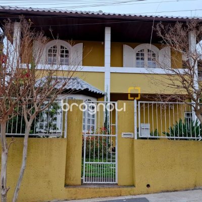 Casa com 245m², 3 quartos (sendo 1 suíte), 2 garagens, no bairro Estreito em Florianópolis