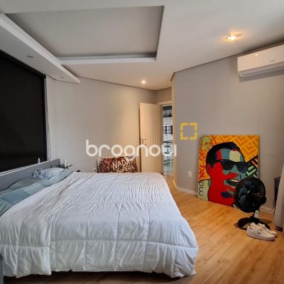 Casa com 245m², 3 quartos (sendo 1 suíte), 2 garagens, no bairro Estreito em Florianópolis