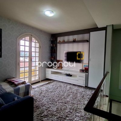 Casa com 245m², 3 quartos (sendo 1 suíte), 2 garagens, no bairro Estreito em Florianópolis