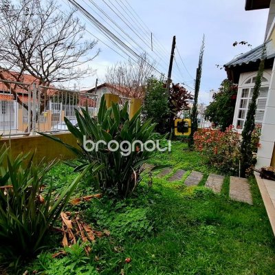 Casa com 245m², 3 quartos (sendo 1 suíte), 2 garagens, no bairro Estreito em Florianópolis
