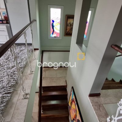 Casa com 245m², 3 quartos (sendo 1 suíte), 2 garagens, no bairro Estreito em Florianópolis