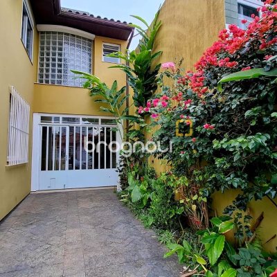 Casa com 245m², 3 quartos (sendo 1 suíte), 2 garagens, no bairro Estreito em Florianópolis