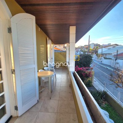 Casa com 245m², 3 quartos (sendo 1 suíte), 2 garagens, no bairro Estreito em Florianópolis