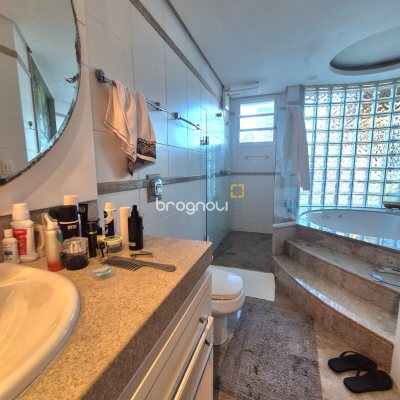 Casa com 245m², 3 quartos (sendo 1 suíte), 2 garagens, no bairro Estreito em Florianópolis
