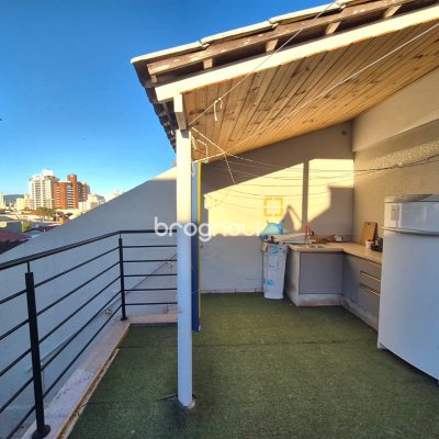 Casa com 245m², 3 quartos (sendo 1 suíte), 2 garagens, no bairro Estreito em Florianópolis