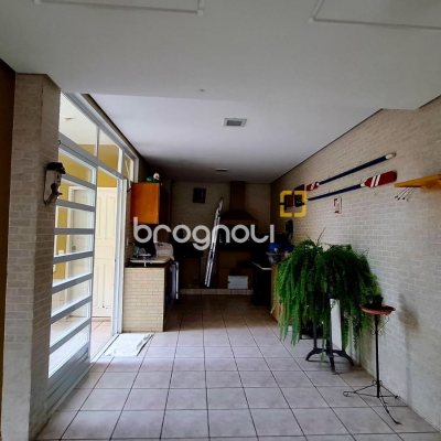 Casa com 245m², 3 quartos (sendo 1 suíte), 2 garagens, no bairro Estreito em Florianópolis