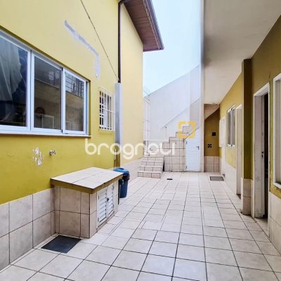 Casa com 245m², 3 quartos (sendo 1 suíte), 2 garagens, no bairro Estreito em Florianópolis