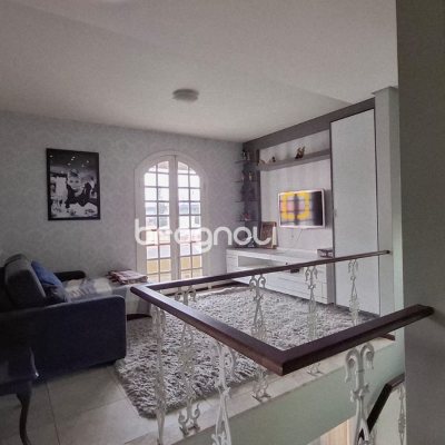 Casa com 245m², 3 quartos (sendo 1 suíte), 2 garagens, no bairro Estreito em Florianópolis