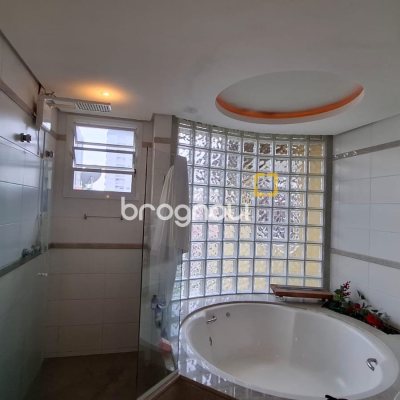 Casa com 245m², 3 quartos (sendo 1 suíte), 2 garagens, no bairro Estreito em Florianópolis