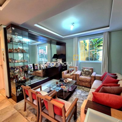 Casa com 245m², 3 quartos (sendo 1 suíte), 2 garagens, no bairro Estreito em Florianópolis