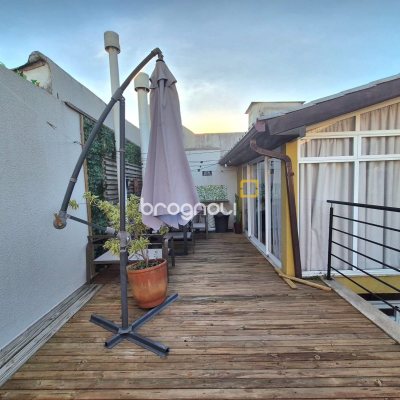 Casa com 245m², 3 quartos (sendo 1 suíte), 2 garagens, no bairro Estreito em Florianópolis