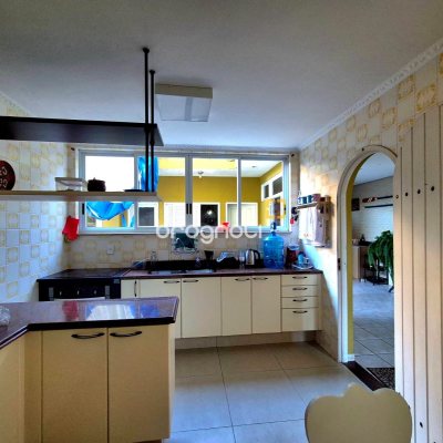 Casa com 245m², 3 quartos (sendo 1 suíte), 2 garagens, no bairro Estreito em Florianópolis