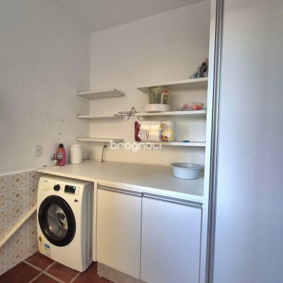 Casa com 245m², 3 quartos (sendo 1 suíte), 2 garagens, no bairro Estreito em Florianópolis