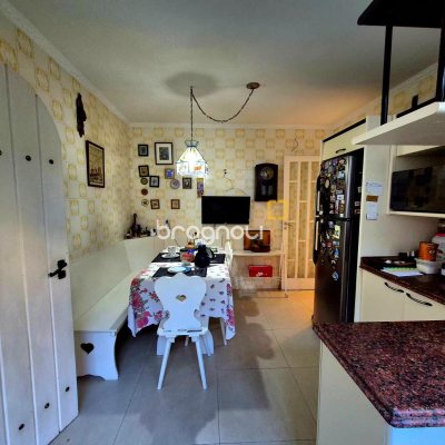 Casa com 245m², 3 quartos (sendo 1 suíte), 2 garagens, no bairro Estreito em Florianópolis