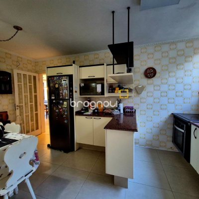 Casa com 245m², 3 quartos (sendo 1 suíte), 2 garagens, no bairro Estreito em Florianópolis
