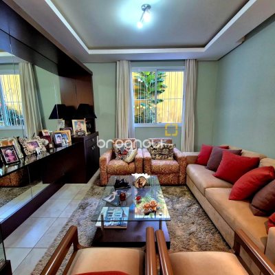 Casa com 245m², 3 quartos (sendo 1 suíte), 2 garagens, no bairro Estreito em Florianópolis