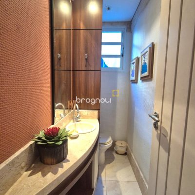 Casa com 245m², 3 quartos (sendo 1 suíte), 2 garagens, no bairro Estreito em Florianópolis