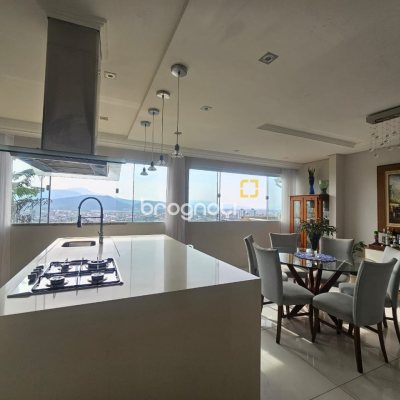 Casa com 220m², 4 quartos (sendo 1 suíte), 3 garagens, no bairro Jardim Cidade de Florianópolis em São José