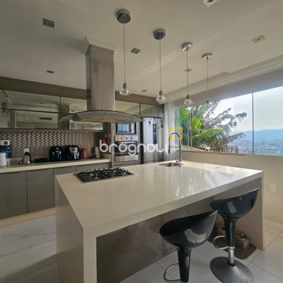 Casa com 220m², 4 quartos (sendo 1 suíte), 3 garagens, no bairro Jardim Cidade de Florianópolis em São José