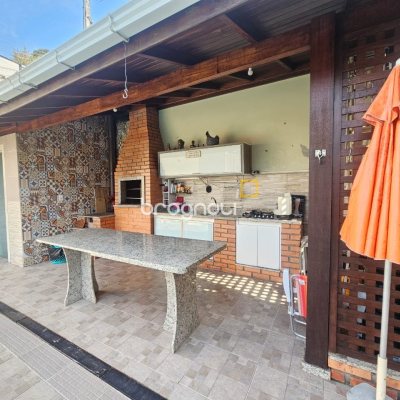 Casa com 220m², 4 quartos (sendo 1 suíte), 3 garagens, no bairro Jardim Cidade de Florianópolis em São José