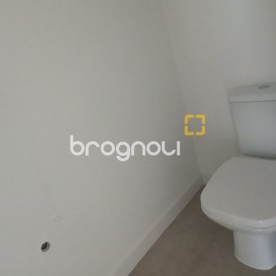 Apartamento com 101m², 2 quartos (sendo 2 suítes), 2 garagens, no bairro João Paulo em Florianópolis