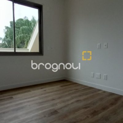 Apartamento com 101m², 2 quartos (sendo 2 suítes), 2 garagens, no bairro João Paulo em Florianópolis