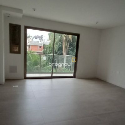 Apartamento com 101m², 2 quartos (sendo 2 suítes), 2 garagens, no bairro João Paulo em Florianópolis