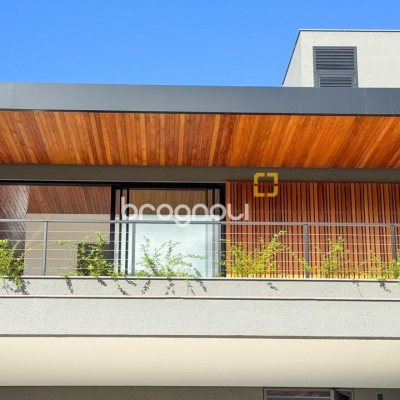 Casa de Condomínio com 375m², 4 quartos (sendo 3 suítes), 2 garagens, no bairro Ratones em Florianópolis