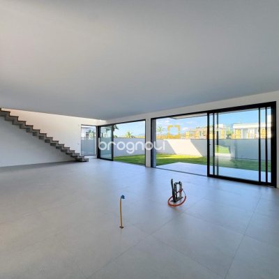 Casa de Condomínio com 375m², 4 quartos (sendo 3 suítes), 2 garagens, no bairro Ratones em Florianópolis