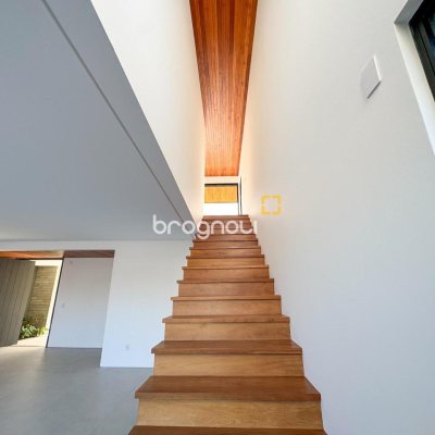 Casa de Condomínio com 375m², 4 quartos (sendo 3 suítes), 2 garagens, no bairro Ratones em Florianópolis